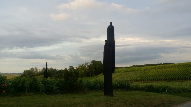 Des sculptures dans les vignes