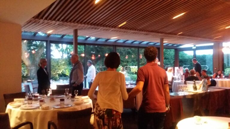 A MONTCHENOT L’AUBERGE DU GRAND CERF  FAIT PEAU NEUVE