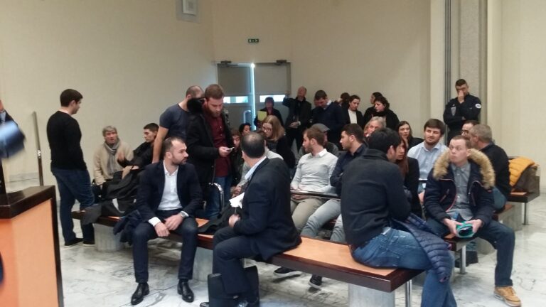 LA CHARGE DES SUPPORTERS BASTIAIS CONTRE LES POLICIERS DE REIMS