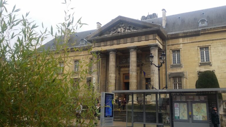 POIGNARDER UNE FEMME DEVANT DES ENFANTS, C’EST UNE DOUBLE AGRESSION