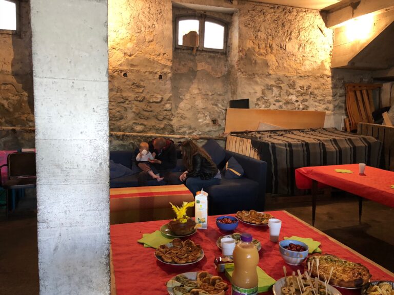 BÉNÉVOLES ET DONATEURS INAUGURENT UNE MAISON DES MIGRANTS À REIMS