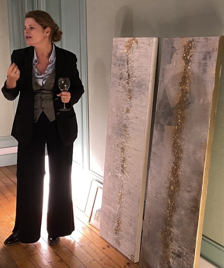 RÉSIDENCE D’ARTISTE EN CALIFORNIE  POUR CAROLINE BRUN. SES TABLEAUX VONT Y RACONTER LE CHAMPAGNE AUX AMATEURS DE VIN ET D’ART