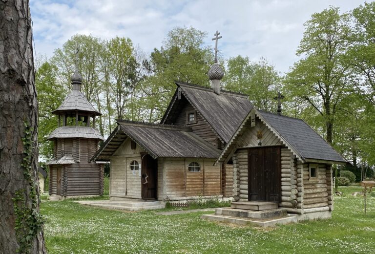 PÂQUES ORTHODOXE À LA CHAPELLE RUSSE DE SAINT HILAIRE LE GRAND, VRAIMENT TRÈS LOIN DE L’UKRAINE