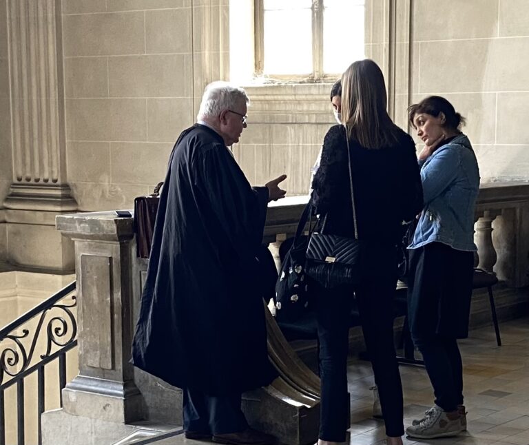 QUAND LES COUPS PLEUVENT POUR UNE RIVALITÉ AU TRAVAIL : UN AN DE PRISON AVEC SURSIS 