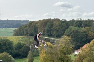 EN CHAMPAGNE LES VÉLOS VONT VOLER AU DESSUS DES VIGNES 