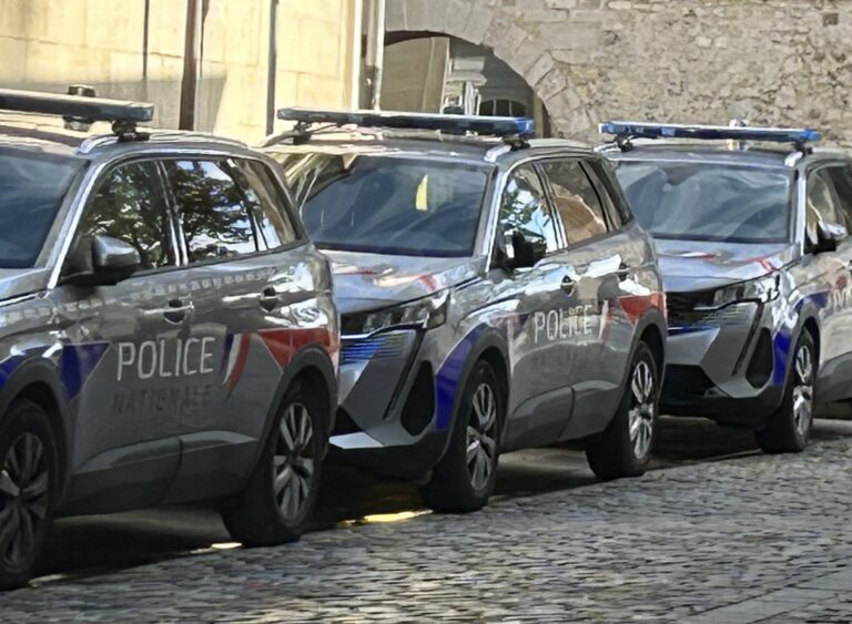 PRISON FERME POUR L’AGRESSION D’UN ADOLESCENT, VIOLENCE ET HUMILIATION DIFFUSÉES SUR LES RÉSEAUX SOCIAUX