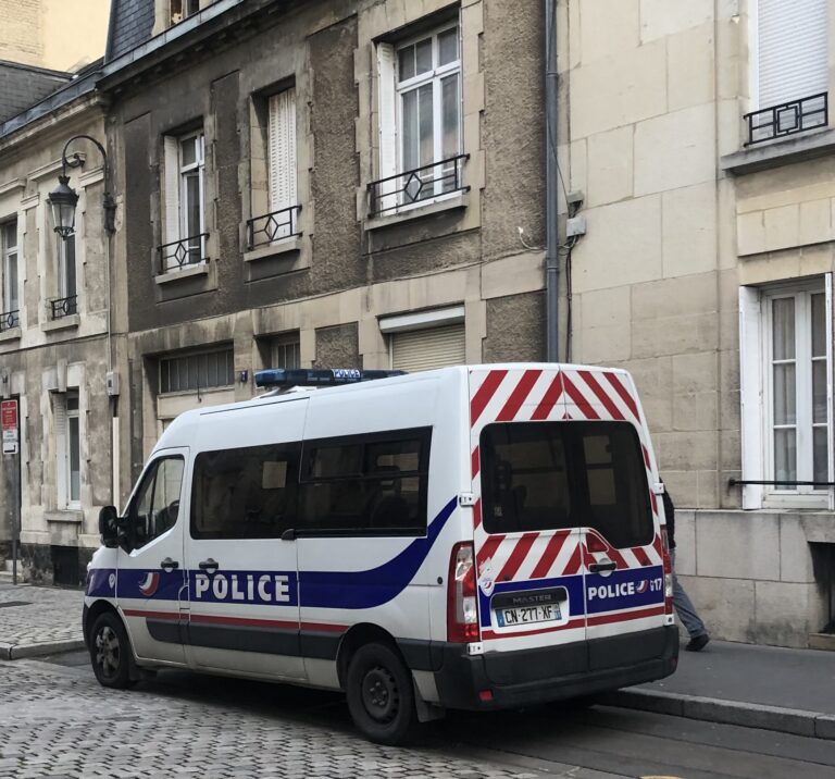 « MAIS QUE FAIT-IL ENCORE DANS LA POLICE ? »