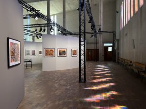 L’ART BRUT DE RODRIGO SALGADO EMBRASE LES VITRAUX DE L’ATELIER SIMON-MARQ